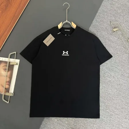 バレンシアガ Tシャツ