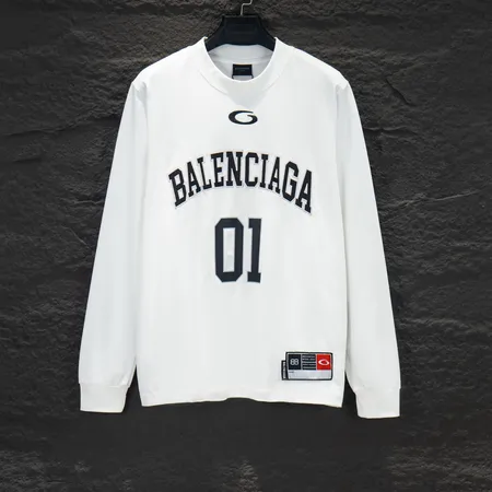 バレンシアガ Tシャツ