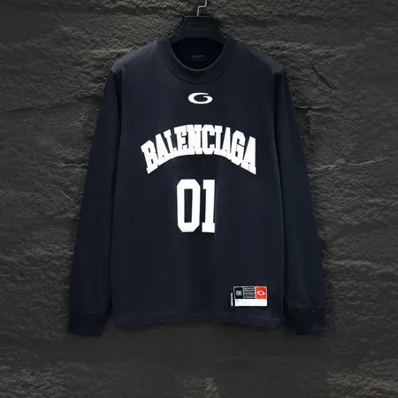 バレンシアガ Tシャツ