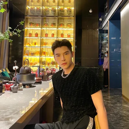 フェンディ Tシャツ