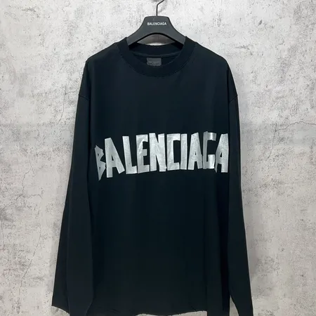 バレンシアガ Tシャツ