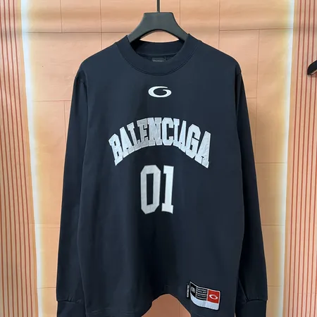 バレンシアガ パーカー