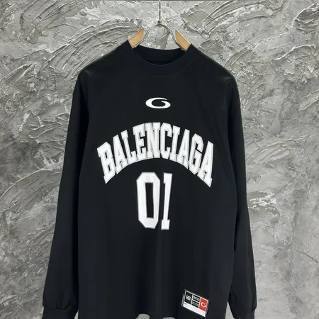 バレンシアガ パーカー