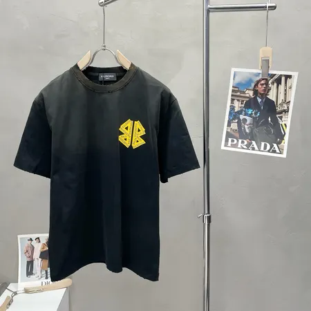 バレンシアガ Tシャツ