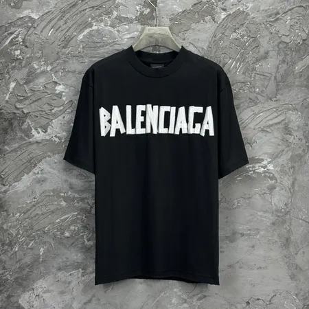 バレンシアガ Tシャツ