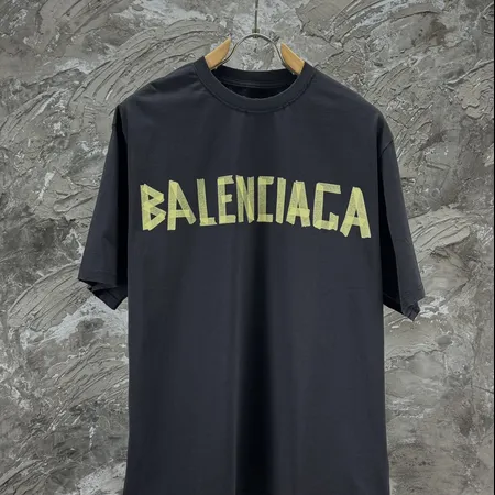 バレンシアガ Tシャツ