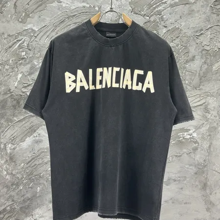 バレンシアガ Tシャツ