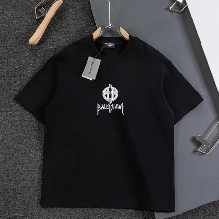 バレンシアガ Tシャツ