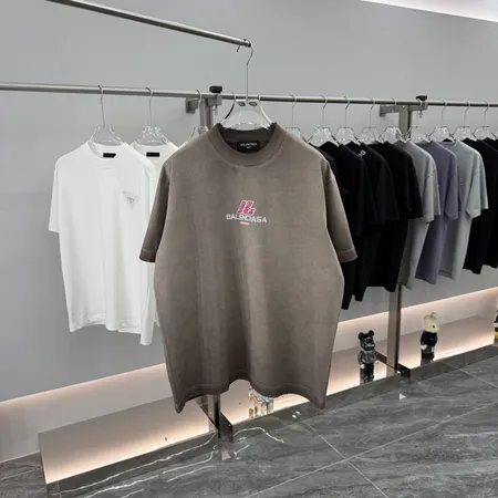 バレンシアガ Tシャツ