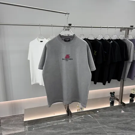 バレンシアガ Tシャツ