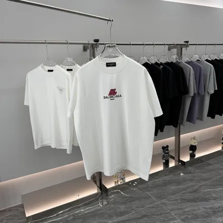 バレンシアガ Tシャツ