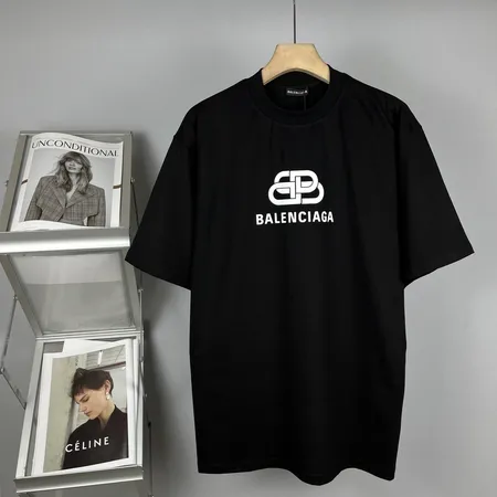 バレンシアガ Tシャツ