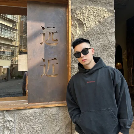 バレンシアガ パーカー