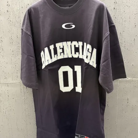 バレンシアガ Tシャツ
