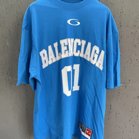 バレンシアガ Tシャツ