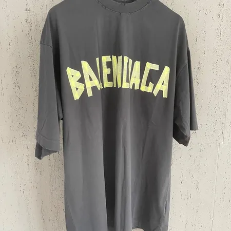 バレンシアガ Tシャツ