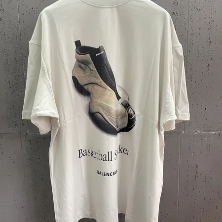 バレンシアガ Tシャツ