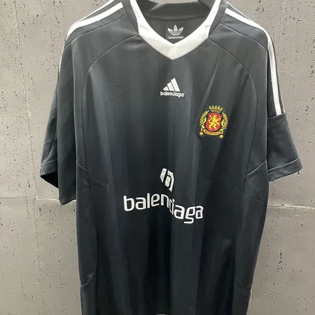 バレンシアガ Tシャツ