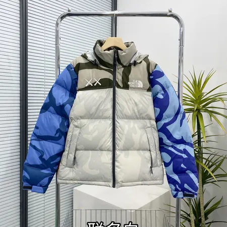 カウズ ダウンジャケット