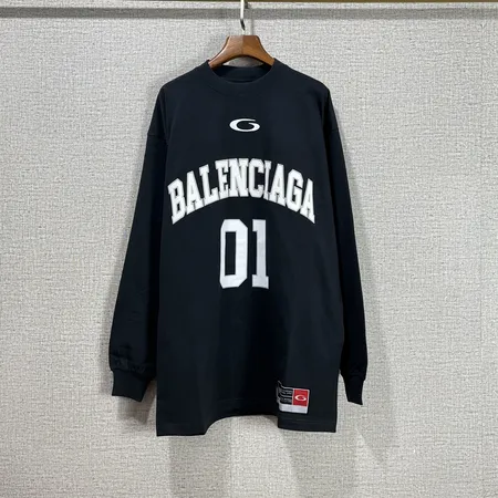 バレンシアガ パーカー