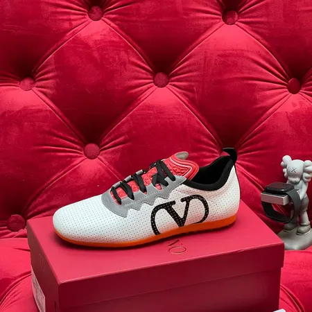 ヴァレンティノ スニーカー