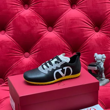 ヴァレンティノ スニーカー