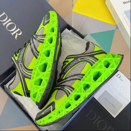 カウズ スニーカー