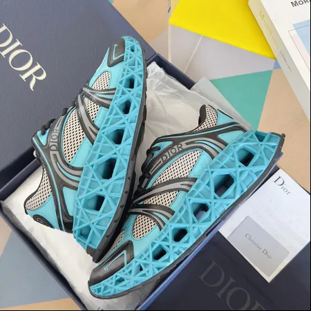 カウズ スニーカー