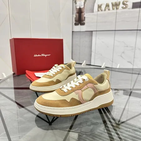 フェラガモ カジュアルシューズ