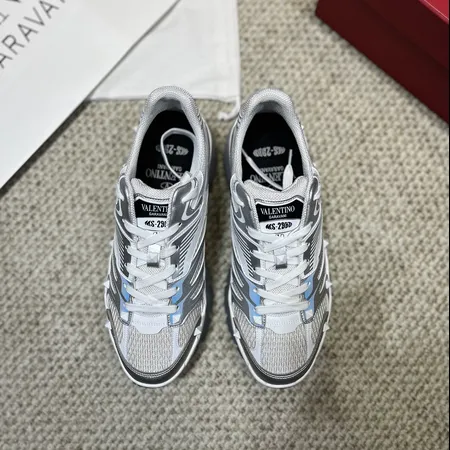 ヴァレンティノ スニーカー