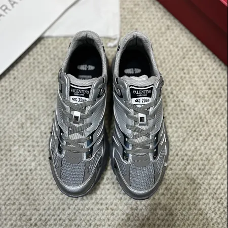 ヴァレンティノ スニーカー