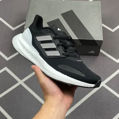 アディダス スニーカー