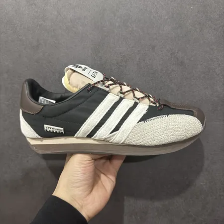 アディダス スニーカー