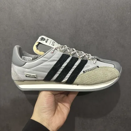 アディダス スニーカー