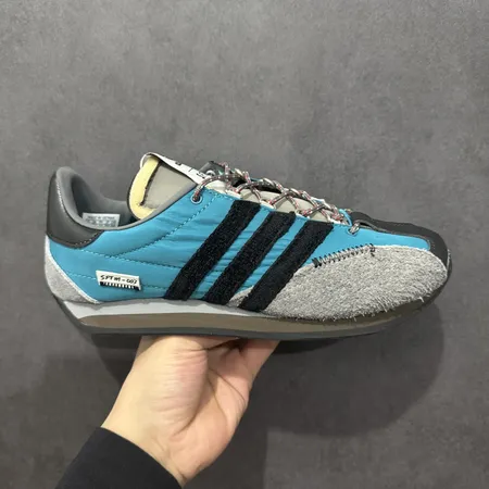 アディダス スニーカー