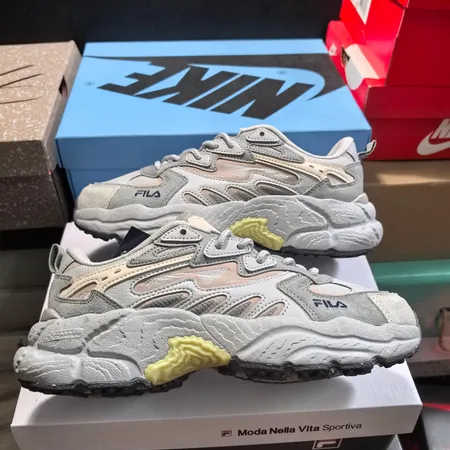 フィラ スニーカー