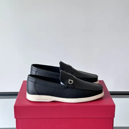 フェラガモ カジュアルシューズ