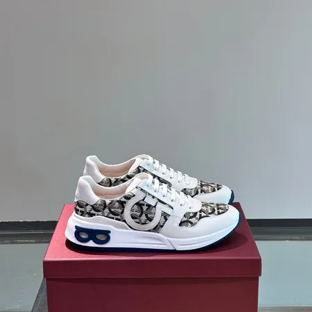 フェラガモ カジュアルシューズ