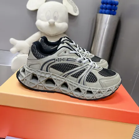 カウズ スニーカー