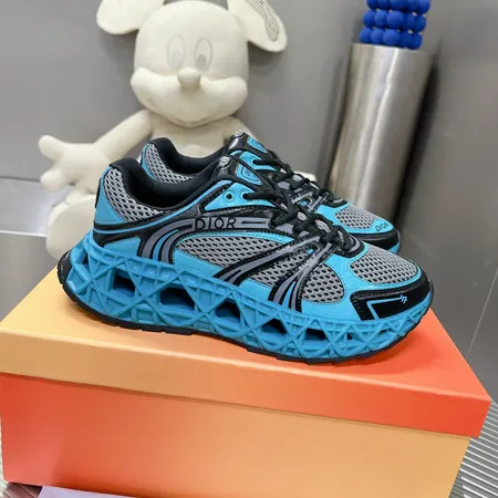 カウズ スニーカー