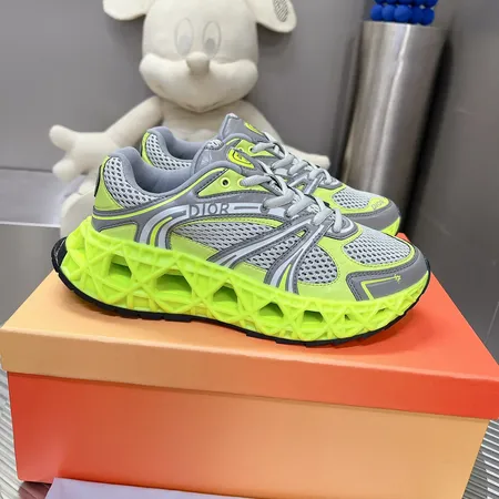 カウズ スニーカー