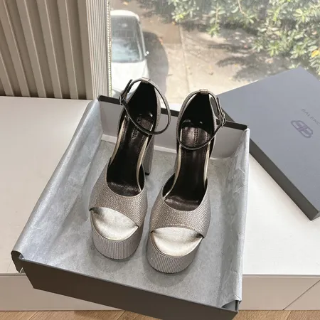 バレンシアガ サンダル