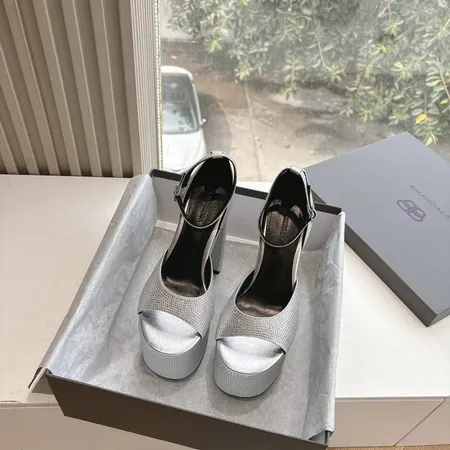 バレンシアガ サンダル