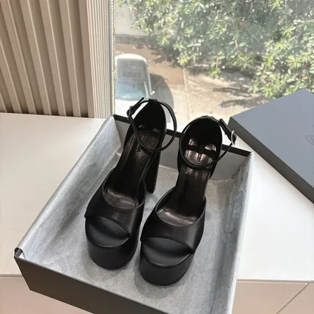 バレンシアガ サンダル