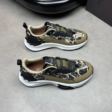 ヴァレンティノ スニーカー