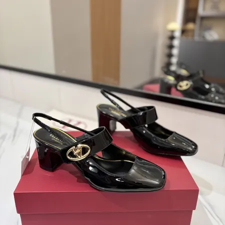 ヴァレンティノ サンダル