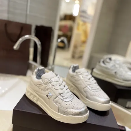 ヴァレンティノ カジュアルシューズ