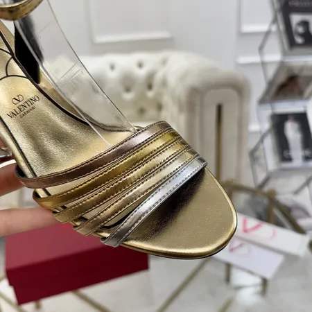 ヴァレンティノ サンダル