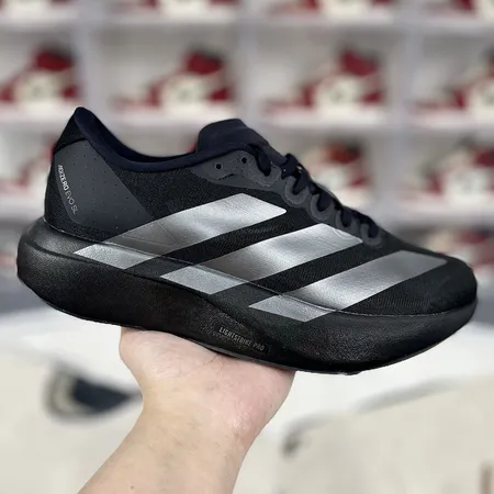 アディダス スニーカー