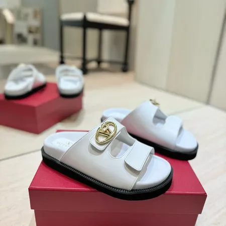 ヴァレンティノ サンダル